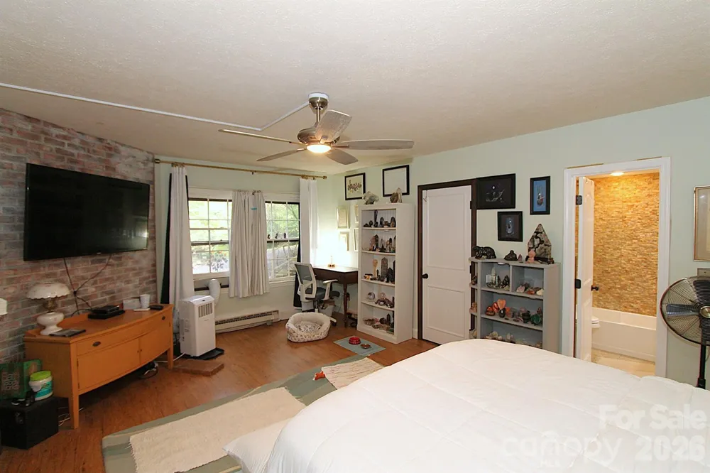 86 Pine Ridge Road Hendersonville, NC 28792