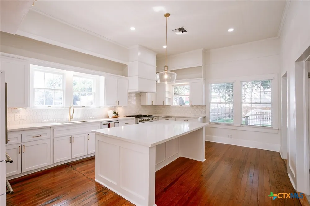 308 W Stayton Avenue Victoria, TX 77901
