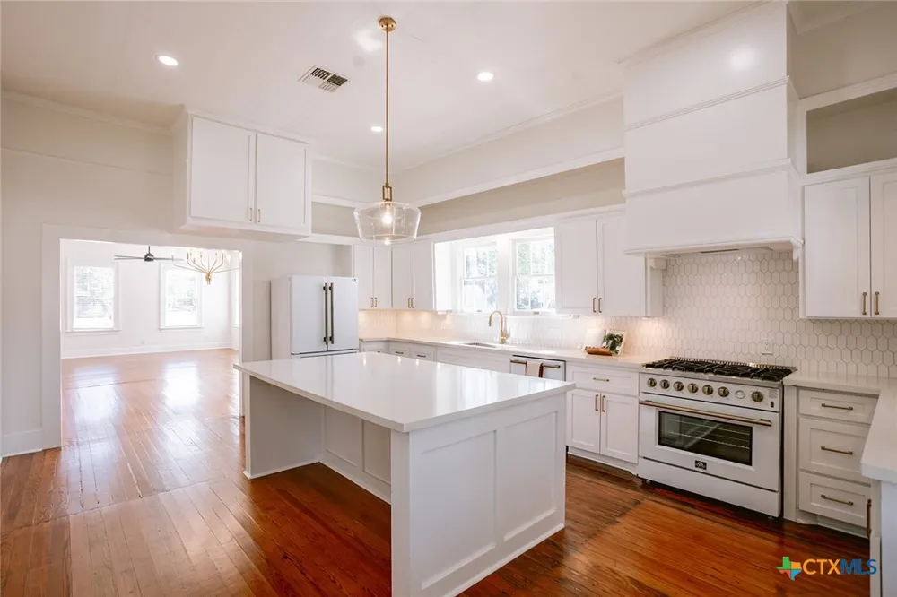 308 W Stayton Avenue Victoria, TX 77901