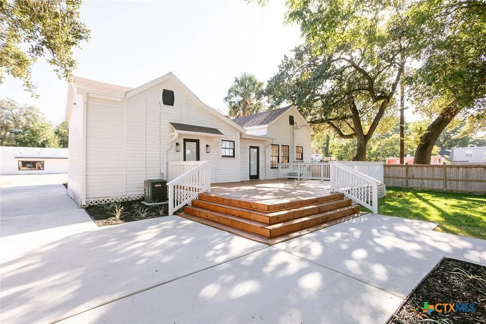 308 W Stayton Avenue Victoria, TX 77901