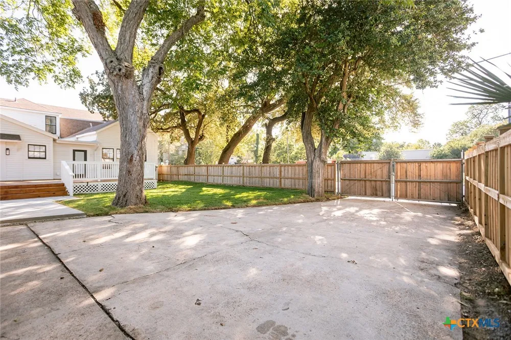 308 W Stayton Avenue Victoria, TX 77901