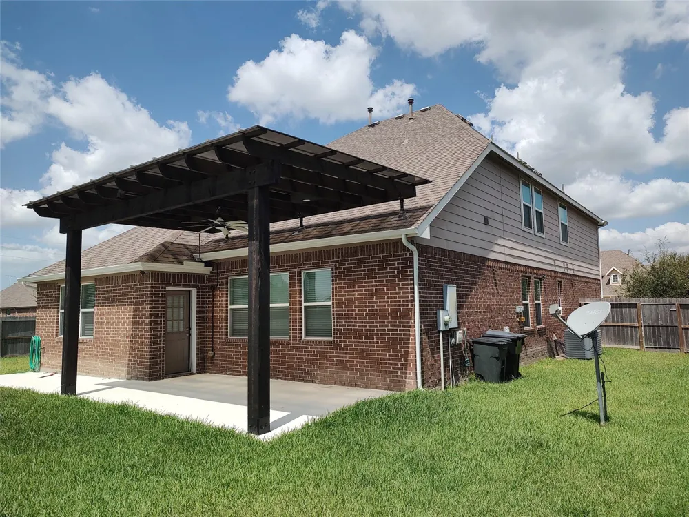 4002 Longwood Drive Mont Belvieu, TX 77523