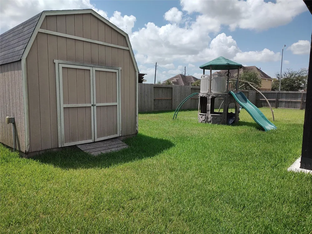 4002 Longwood Drive Mont Belvieu, TX 77523