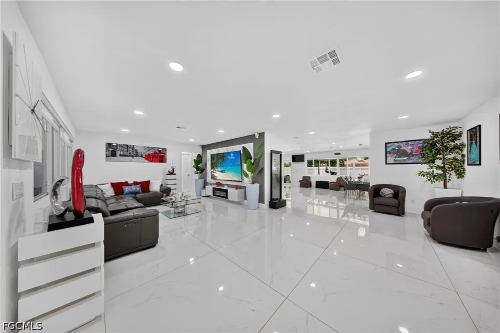 SE 43rd Street Cape Coral, FL 33904