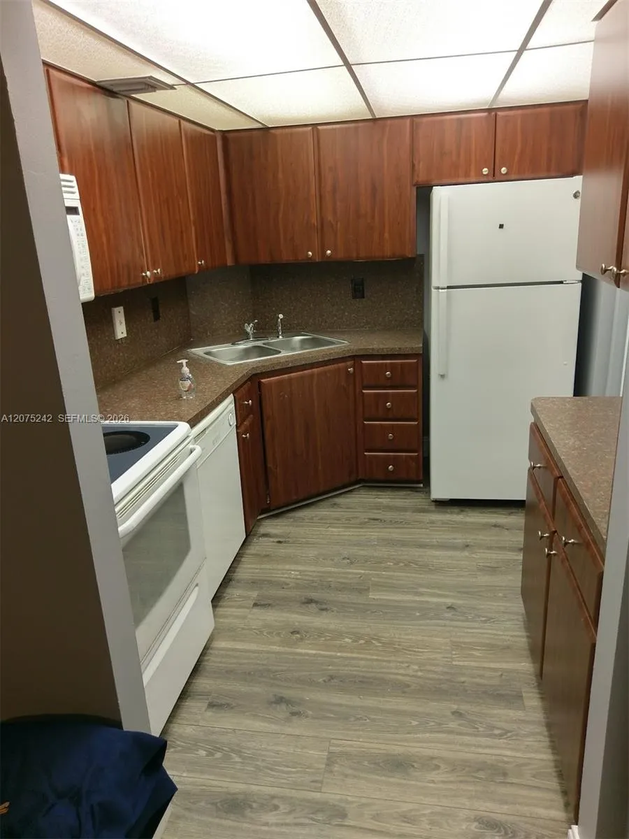 3105 Oakland Shores Dr #J101 Oakland Park, FL 33309