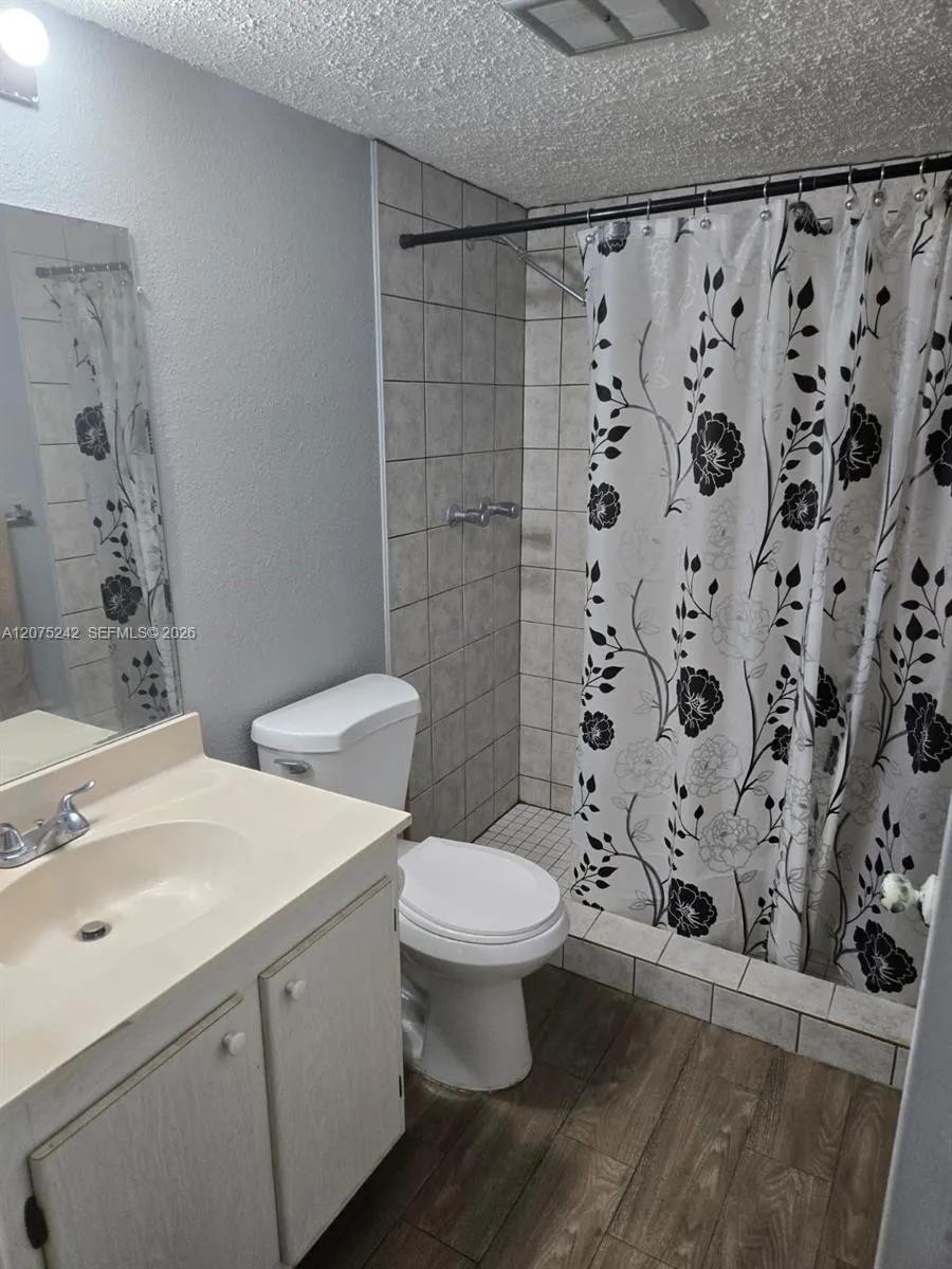 3105 Oakland Shores Dr #J101 Oakland Park, FL 33309