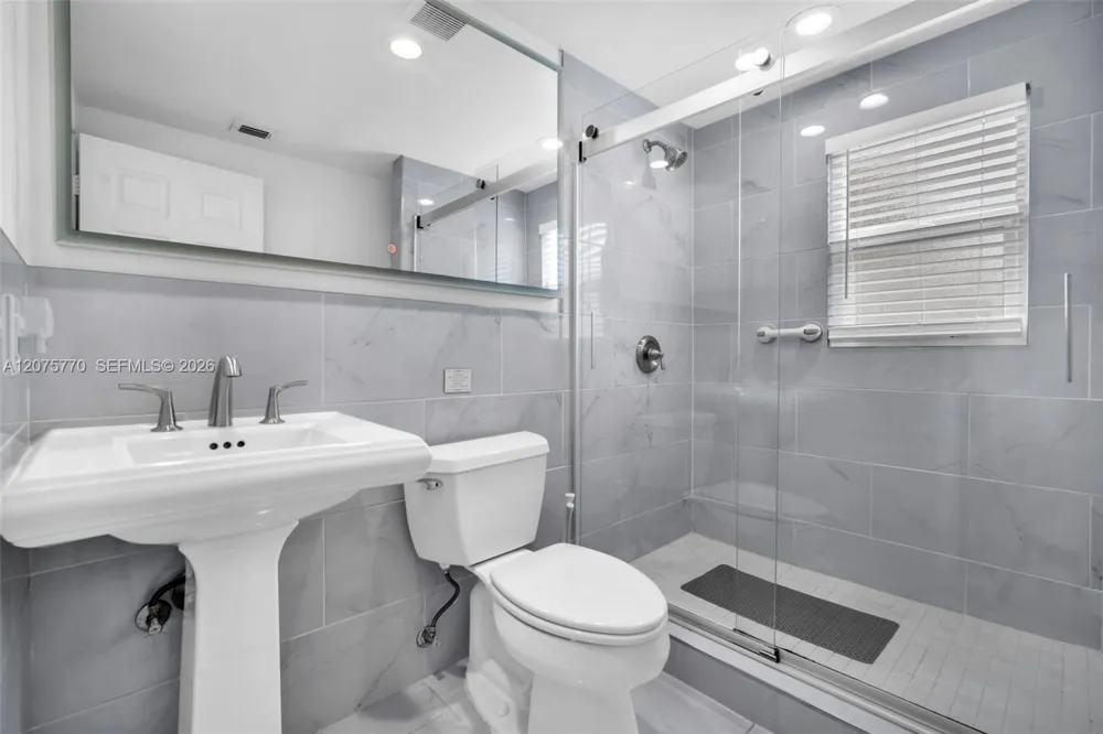 907 NE 5th St Hallandale Beach, FL 33009