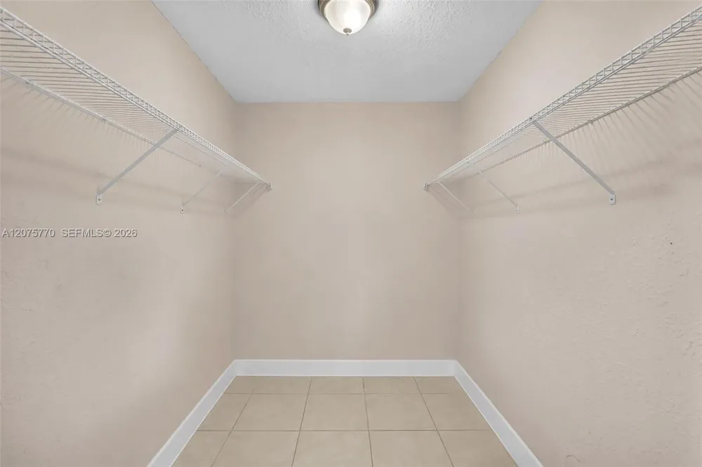 907 NE 5th St Hallandale Beach, FL 33009