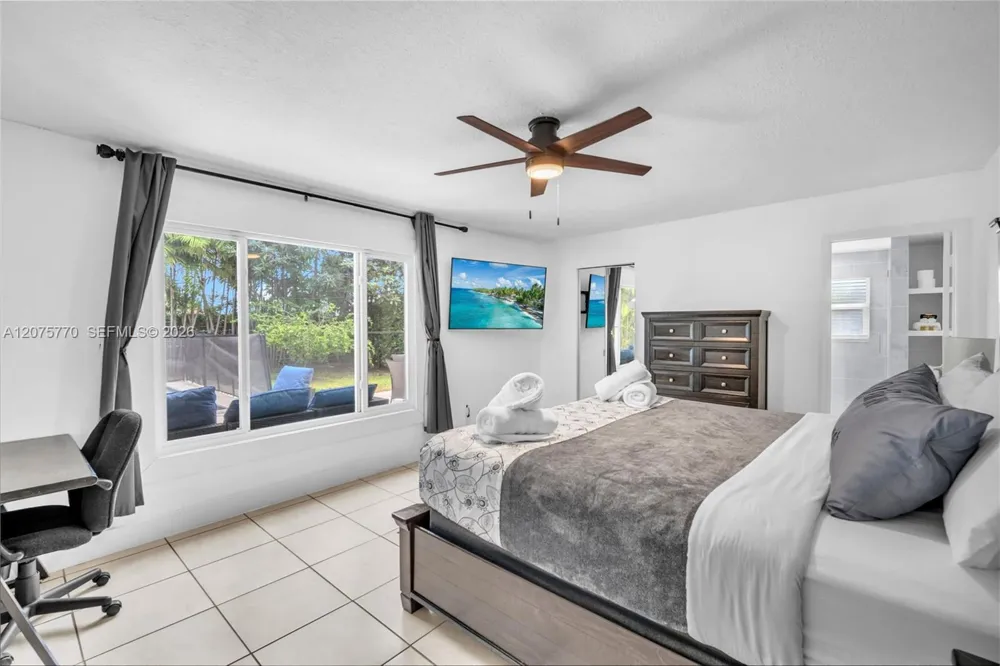 907 NE 5th St Hallandale Beach, FL 33009