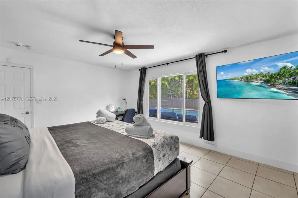 907 NE 5th St Hallandale Beach, FL 33009