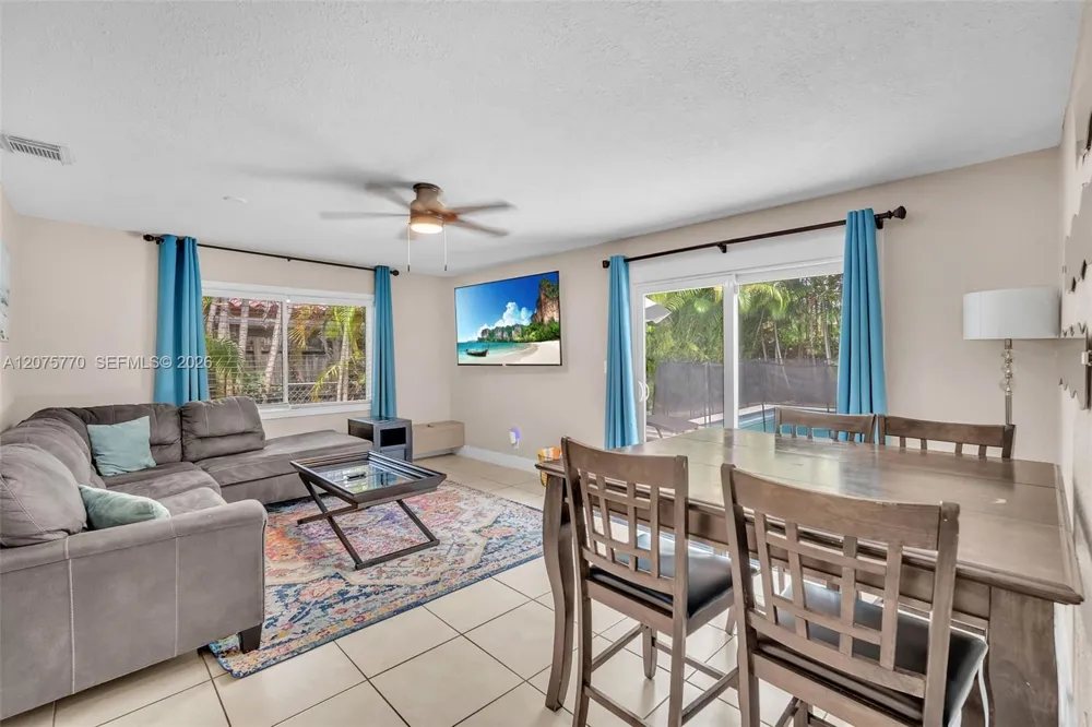 907 NE 5th St Hallandale Beach, FL 33009