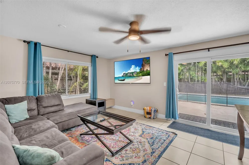 907 NE 5th St Hallandale Beach, FL 33009