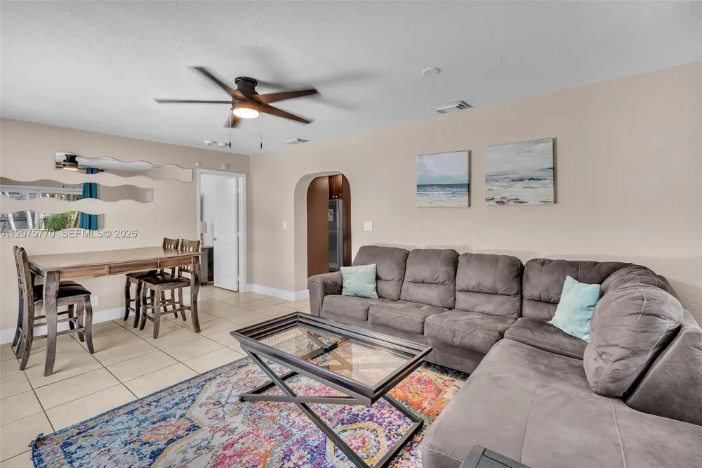 907 NE 5th St Hallandale Beach, FL 33009