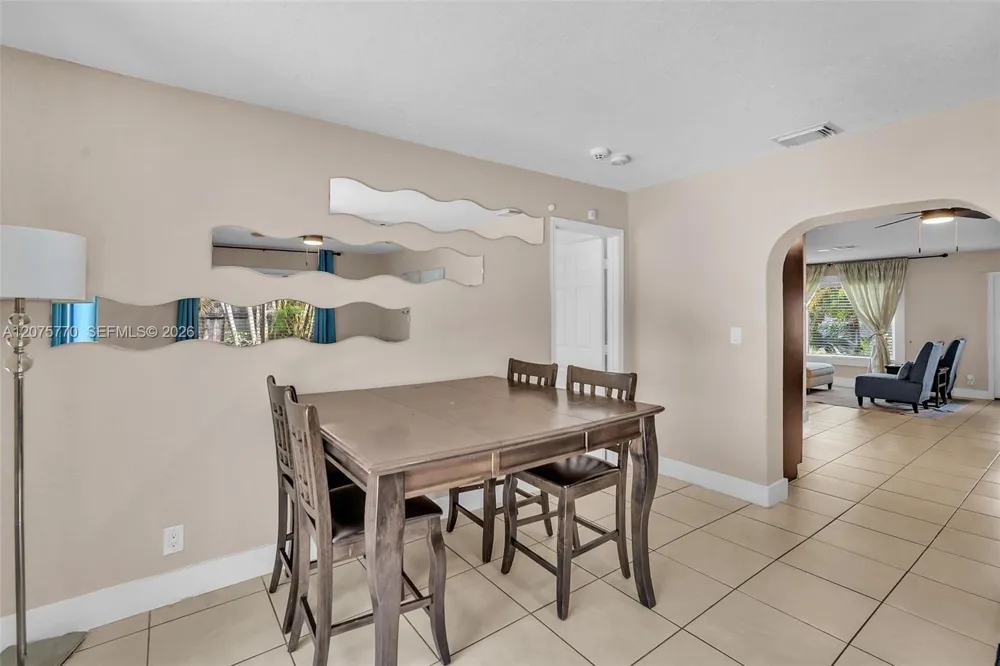907 NE 5th St Hallandale Beach, FL 33009