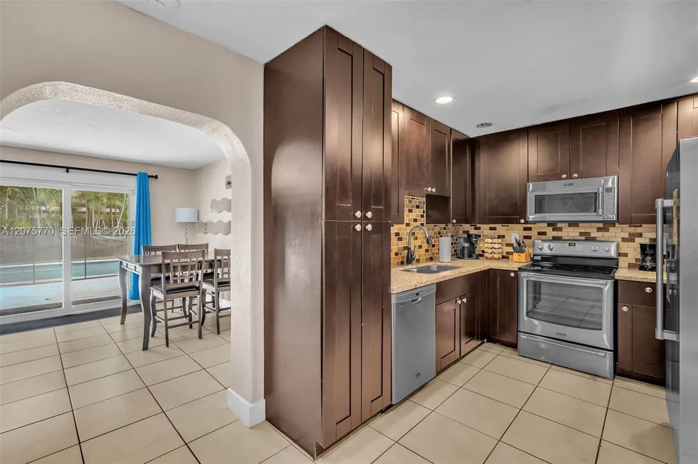 907 NE 5th St Hallandale Beach, FL 33009