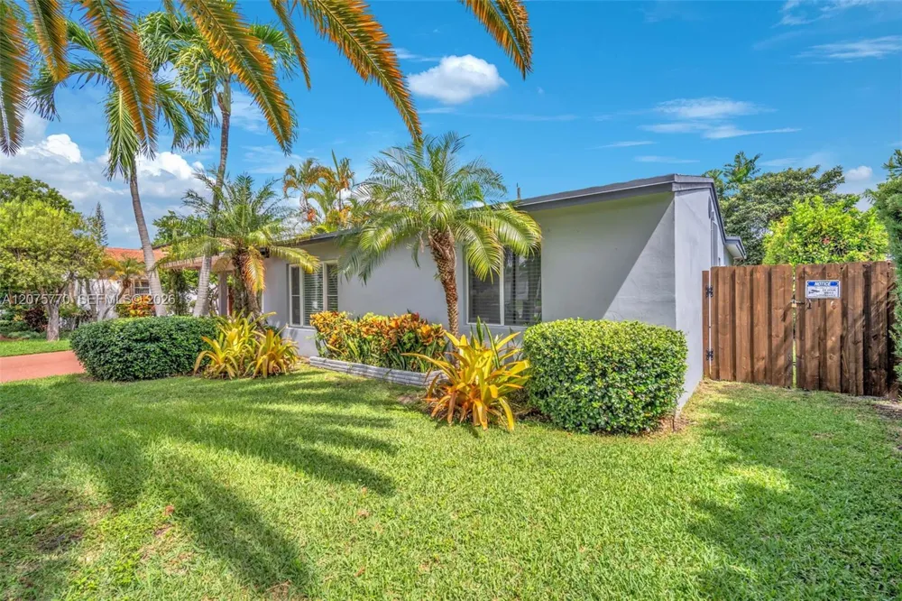 907 NE 5th St Hallandale Beach, FL 33009