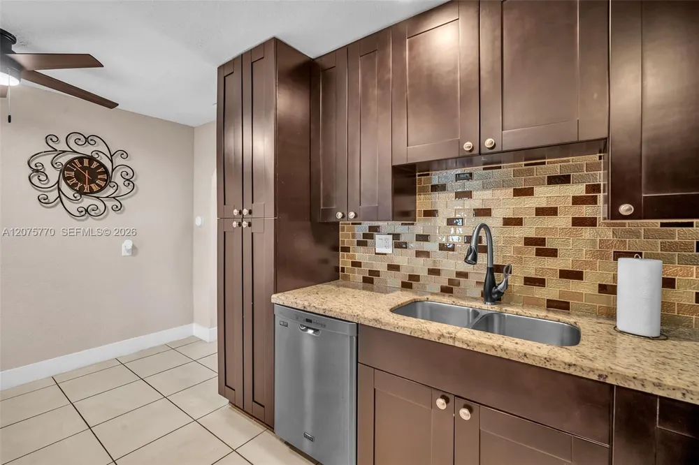 907 NE 5th St Hallandale Beach, FL 33009