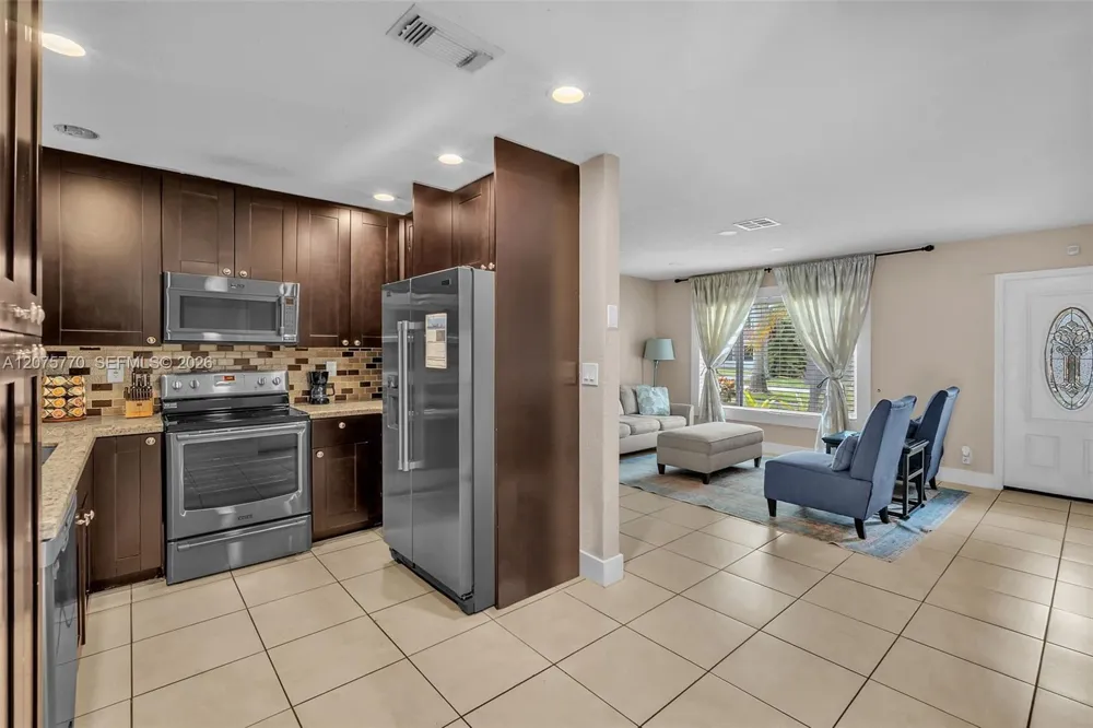 907 NE 5th St Hallandale Beach, FL 33009