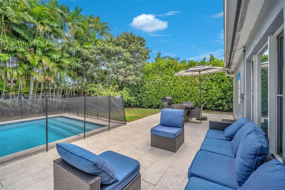 907 NE 5th St Hallandale Beach, FL 33009