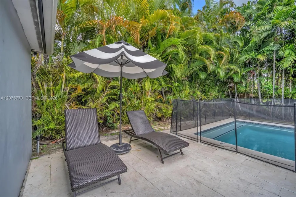 907 NE 5th St Hallandale Beach, FL 33009