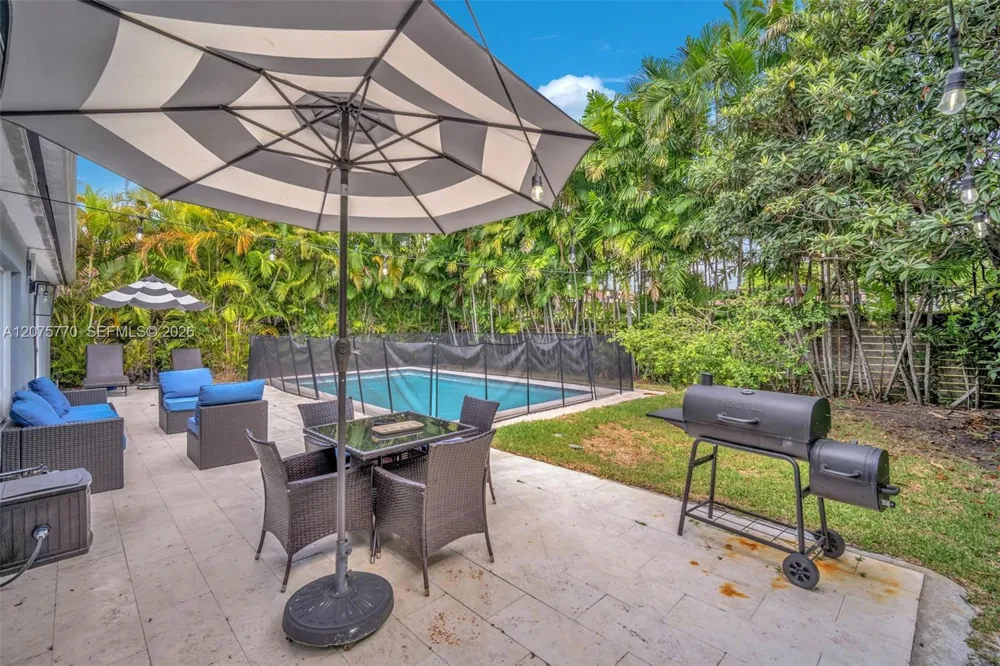 907 NE 5th St Hallandale Beach, FL 33009