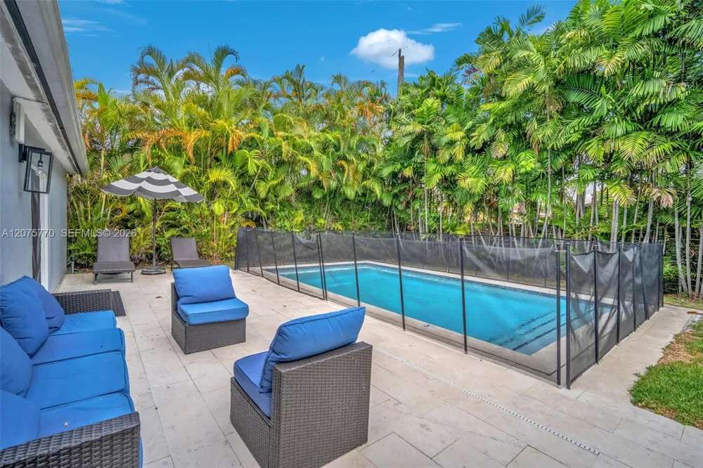 907 NE 5th St Hallandale Beach, FL 33009