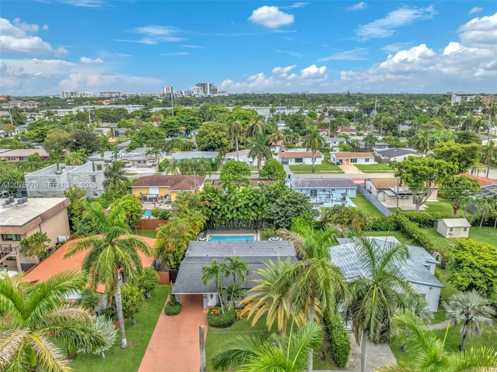 907 NE 5th St Hallandale Beach, FL 33009