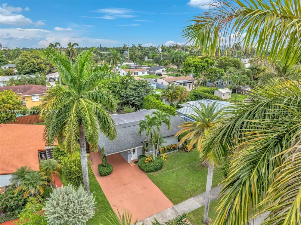 907 NE 5th St Hallandale Beach, FL 33009