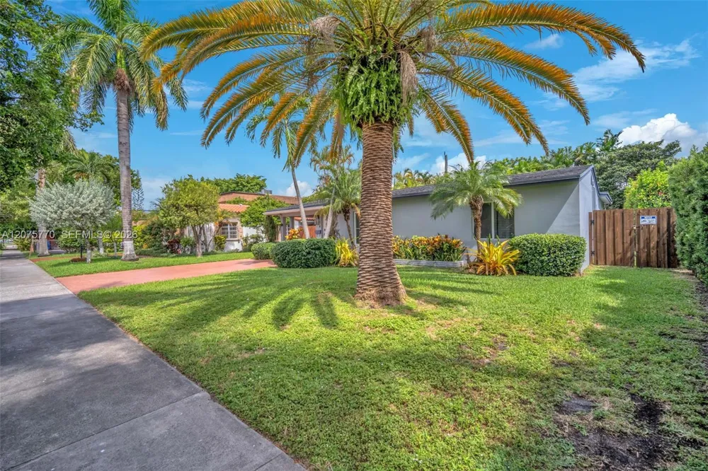 907 NE 5th St Hallandale Beach, FL 33009