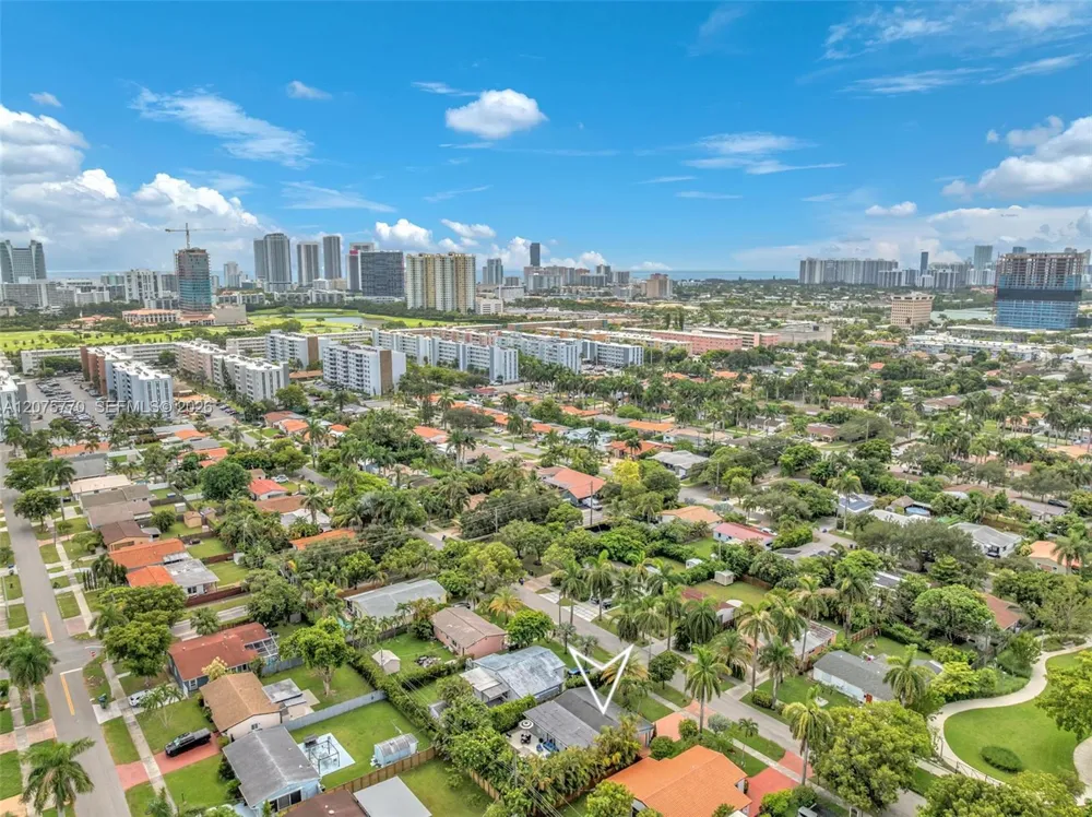 907 NE 5th St Hallandale Beach, FL 33009