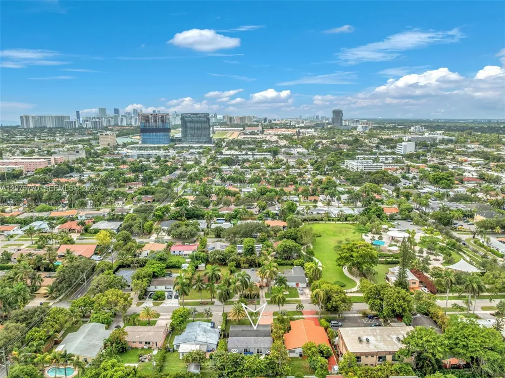 907 NE 5th St Hallandale Beach, FL 33009