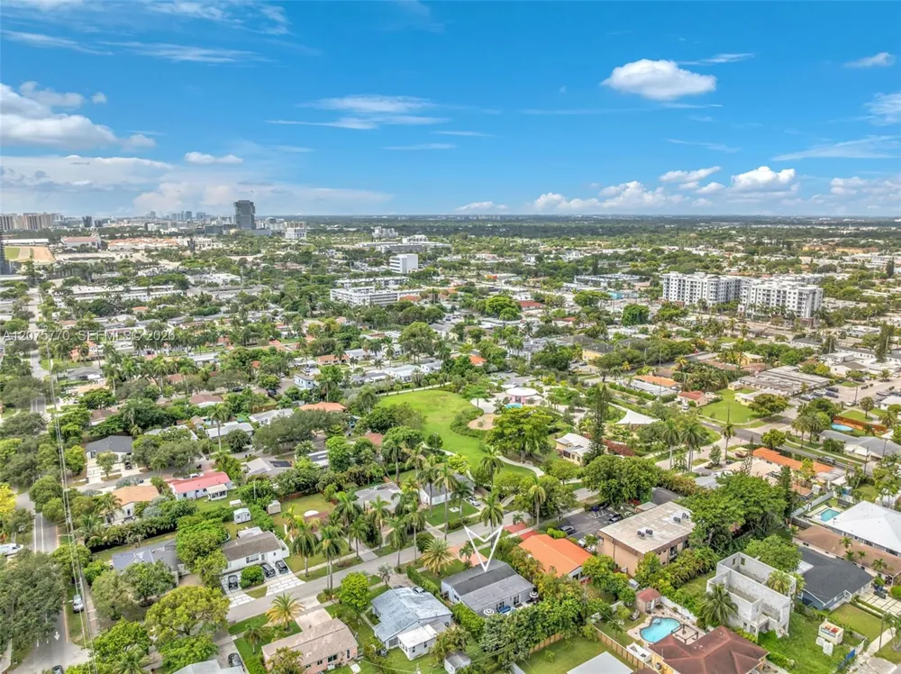 907 NE 5th St Hallandale Beach, FL 33009