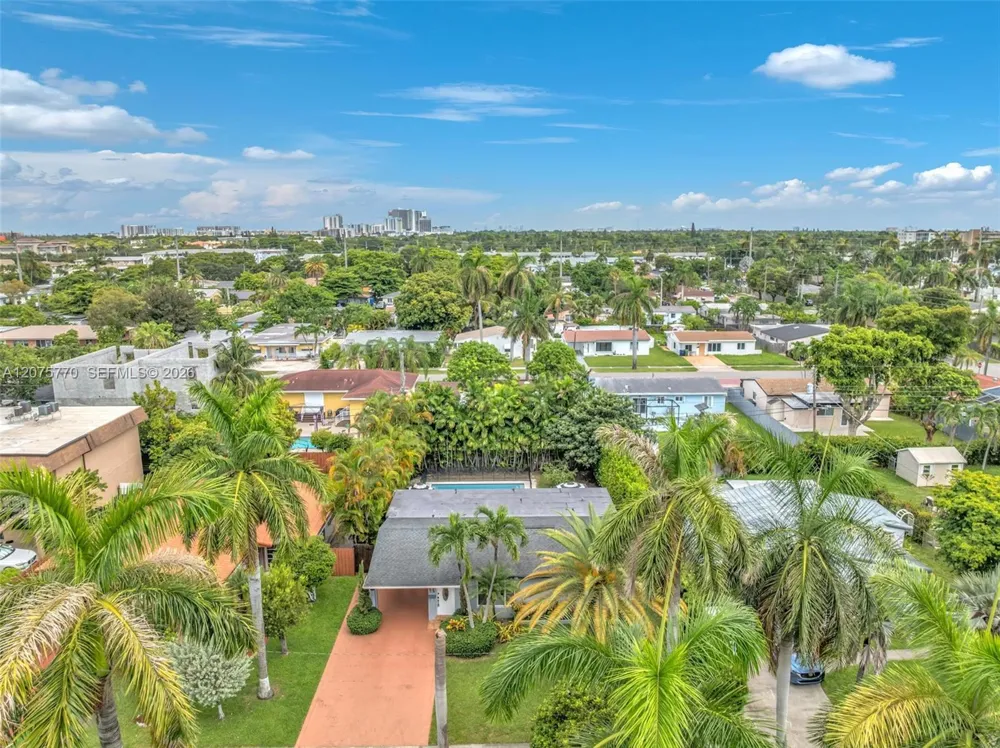 907 NE 5th St Hallandale Beach, FL 33009
