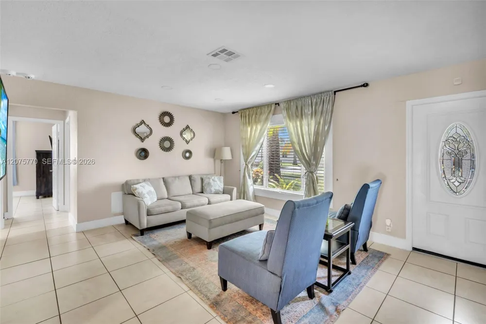 907 NE 5th St Hallandale Beach, FL 33009