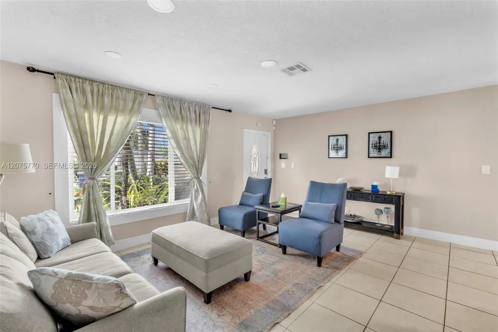 907 NE 5th St Hallandale Beach, FL 33009
