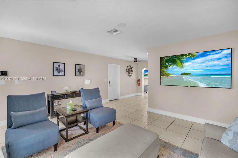 907 NE 5th St Hallandale Beach, FL 33009