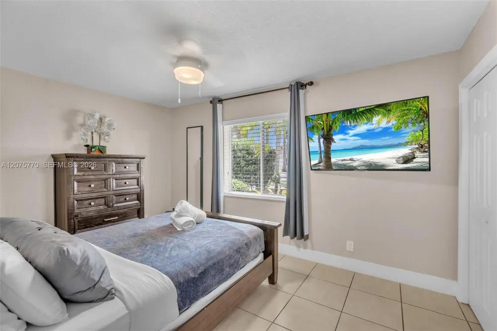 907 NE 5th St Hallandale Beach, FL 33009