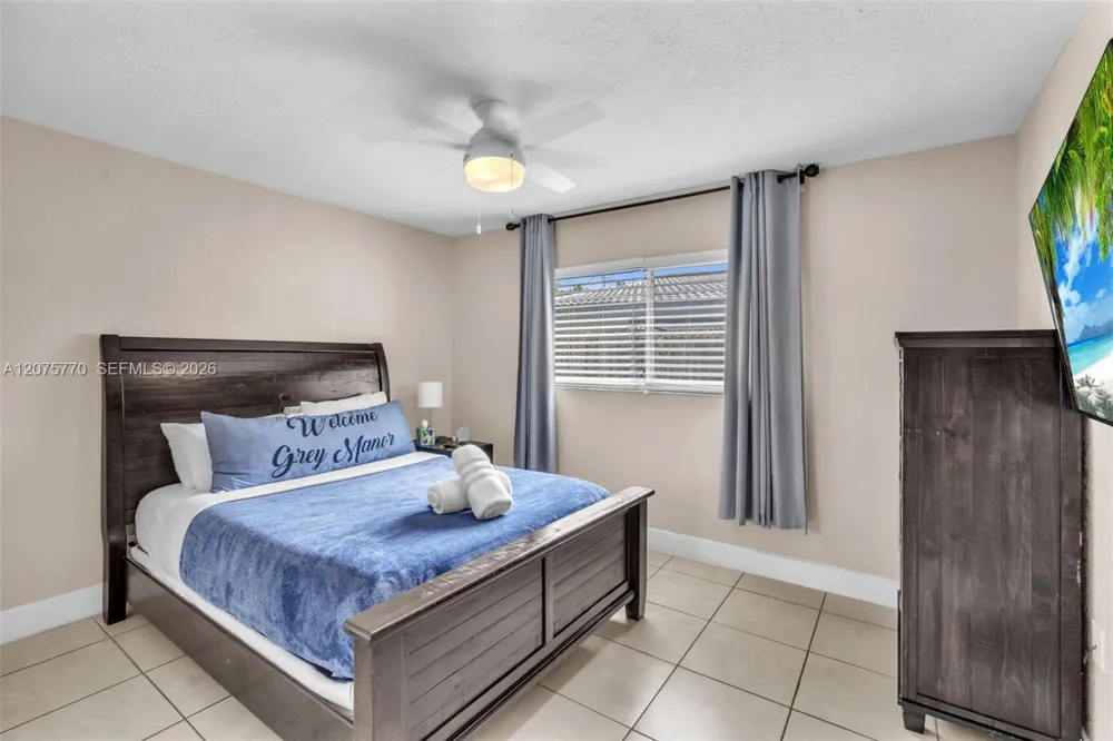 907 NE 5th St Hallandale Beach, FL 33009