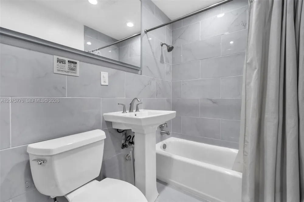 907 NE 5th St Hallandale Beach, FL 33009
