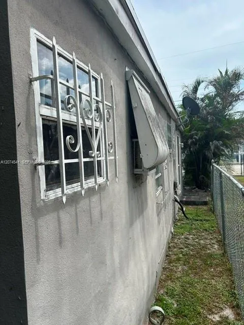 863 NW 113th St Miami, FL 33168