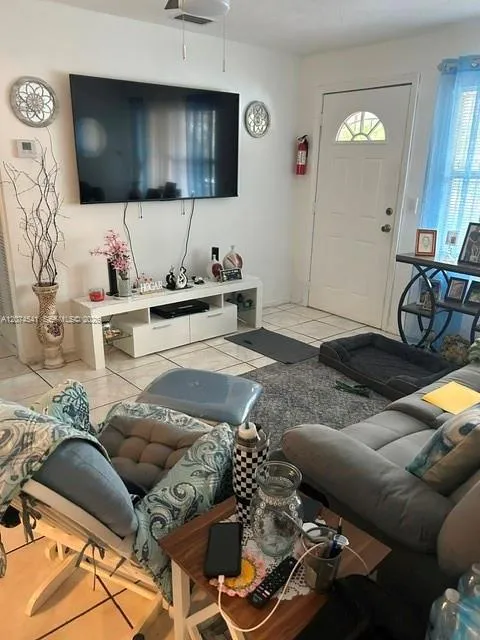 863 NW 113th St Miami, FL 33168