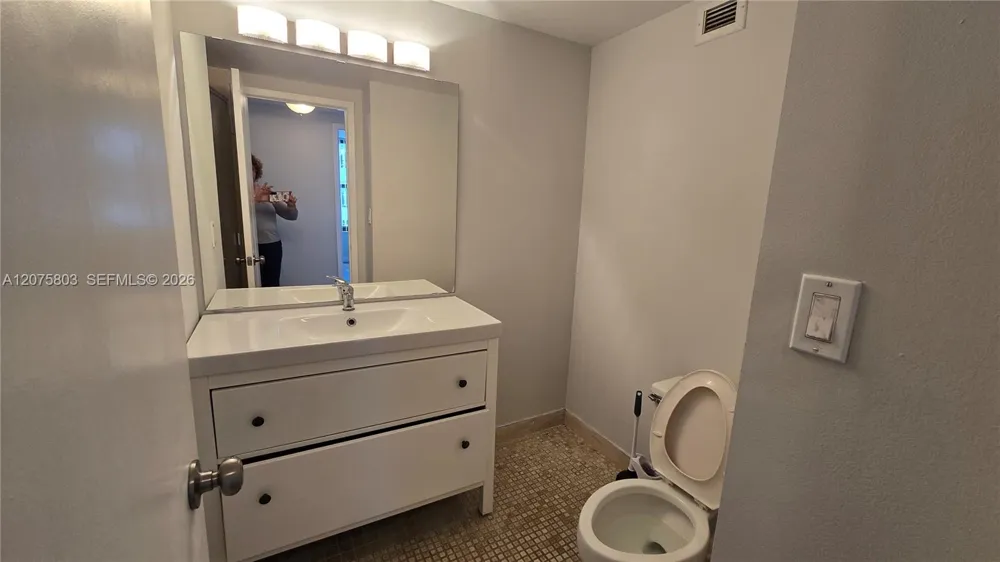 2500 Parkview Dr #2317 Hallandale Beach, FL 33009