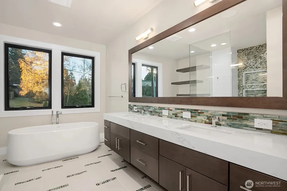 9206 NE 24th Street Clyde Hill, WA 98004