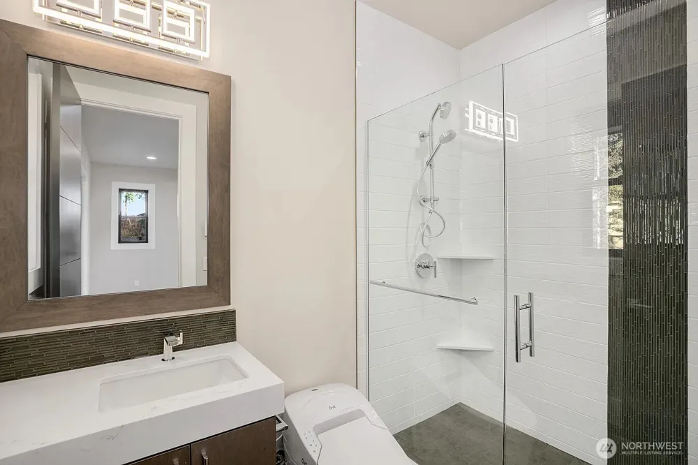 9206 NE 24th Street Clyde Hill, WA 98004