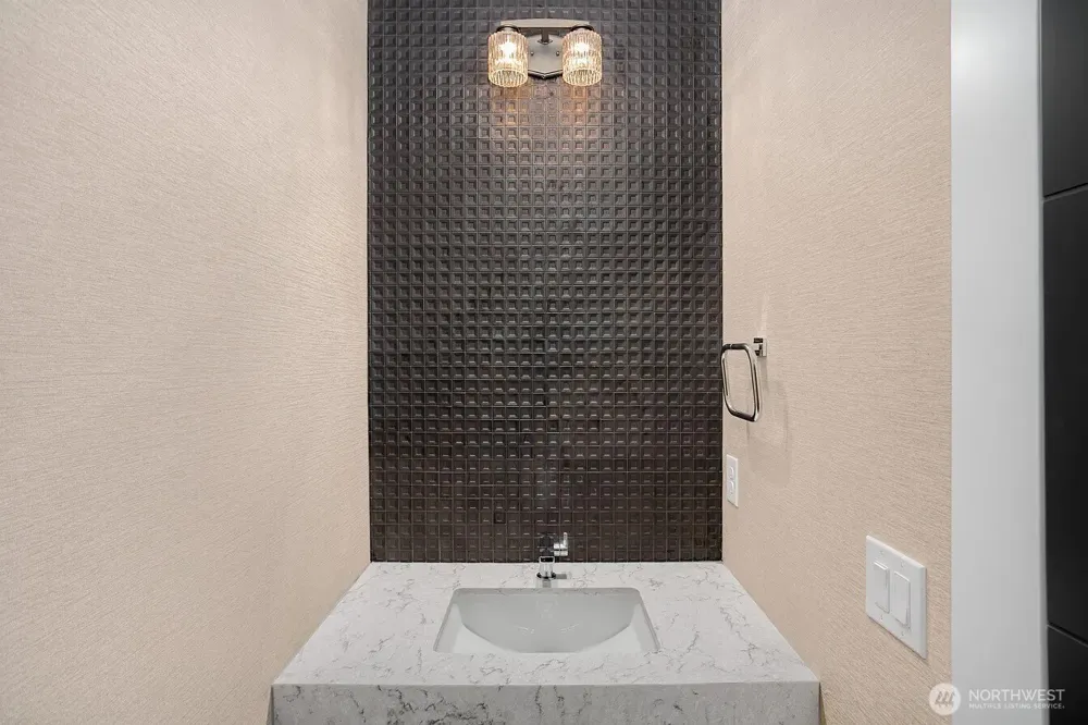 9206 NE 24th Street Clyde Hill, WA 98004