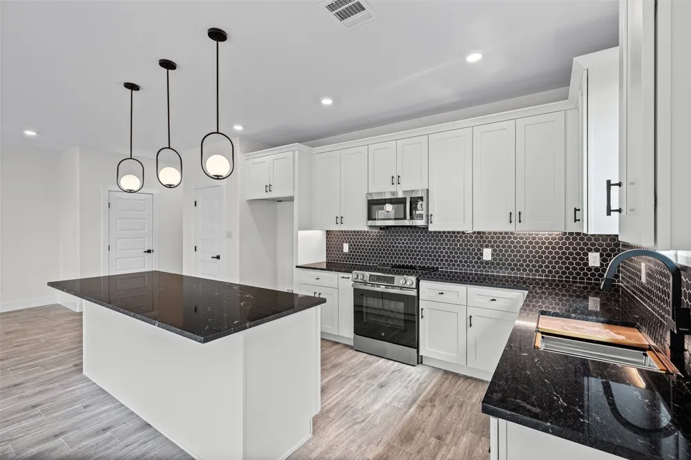 2712 Steepleridge Circle Granbury, TX 76048