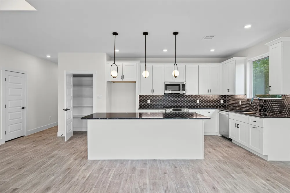 2712 Steepleridge Circle Granbury, TX 76048