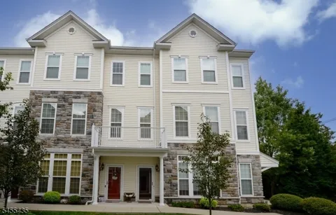 5 Holly Ln