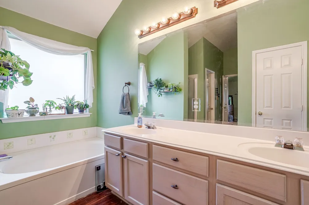 1013 Hidden Lake Drive Burleson, TX 76028