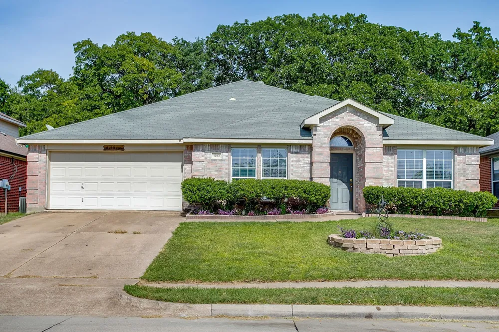 1013 Hidden Lake Drive Burleson, TX 76028